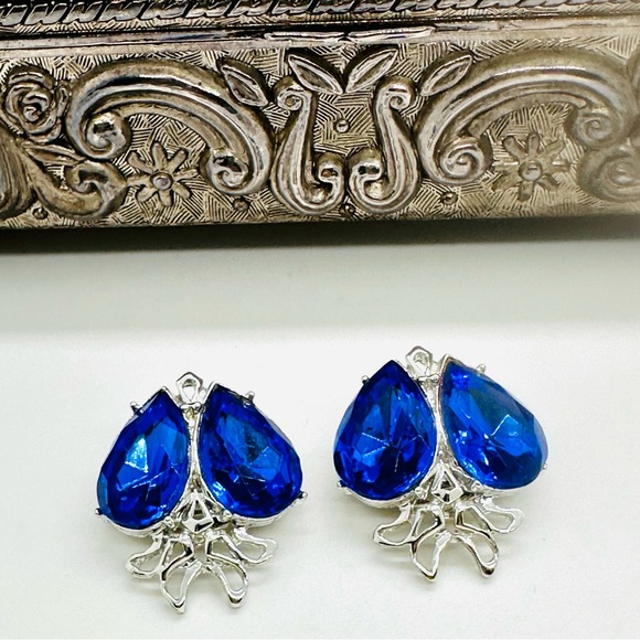 Vintage Blue Crystal Clip Earrings - Picture 9 of 12